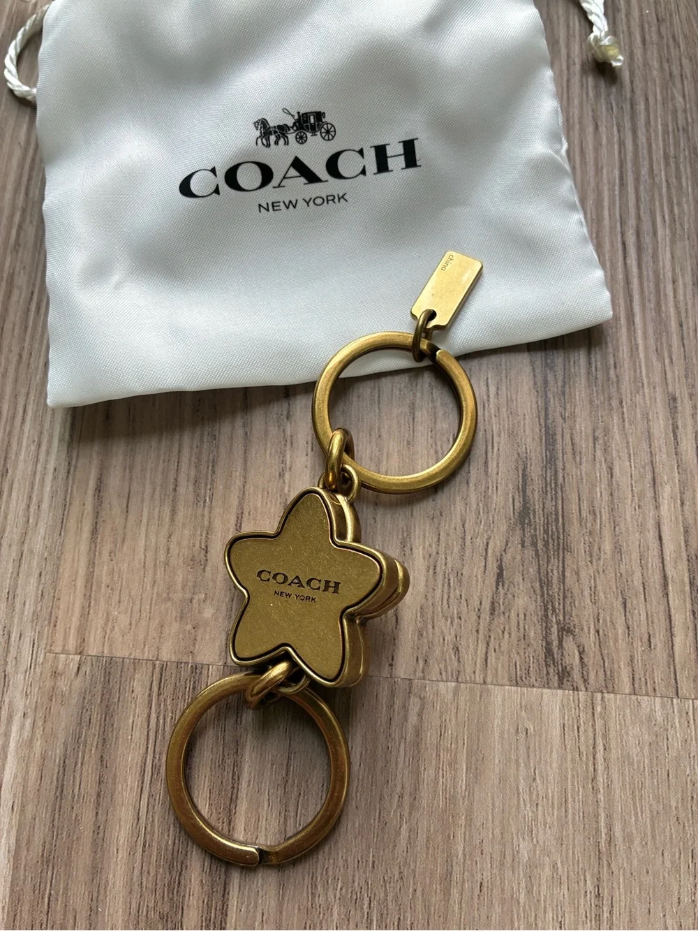 COACH Gold Flower Keyring Keychain - Separates into two key rings - Picture 4 of 4